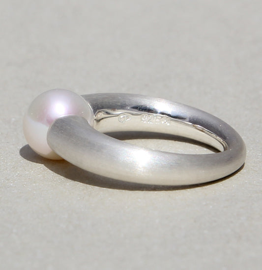 Silberring feinmattiert mit 10 mm SWZ-Perle weiß