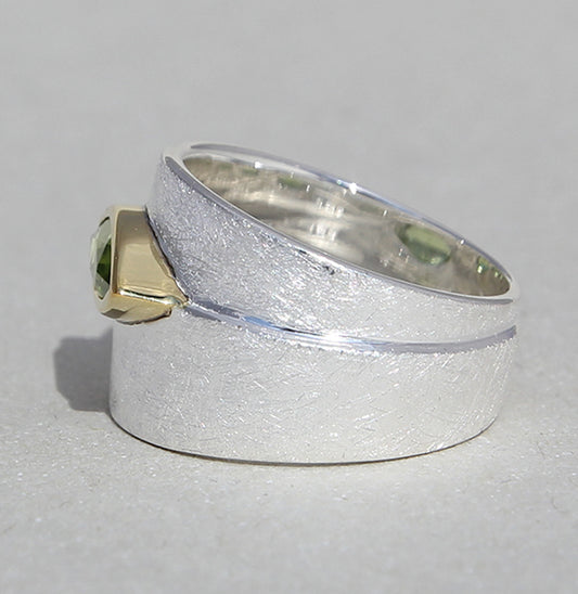 Silberring mit vergoldeter Fassung und 12x4 mm Peridot