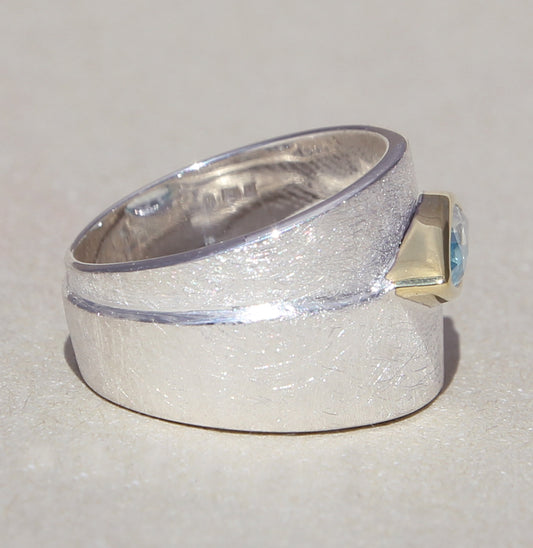 Silberring mit vergoldeter Fassung und 12x4 mm Topas