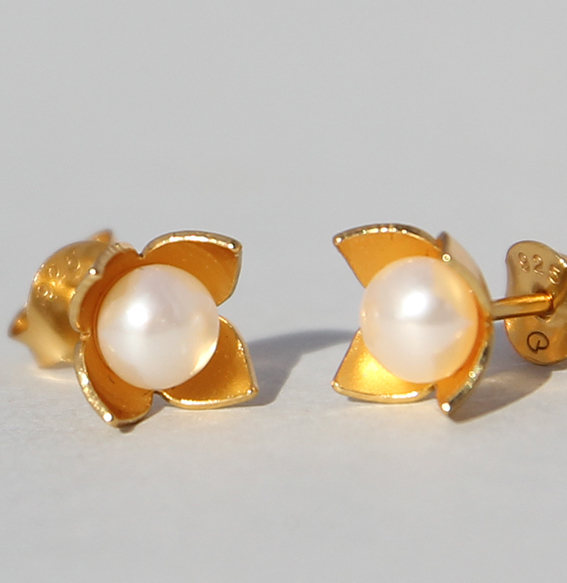 Silberohrstecker vergoldet mit SWZ Perle | Perlblütenschale mini